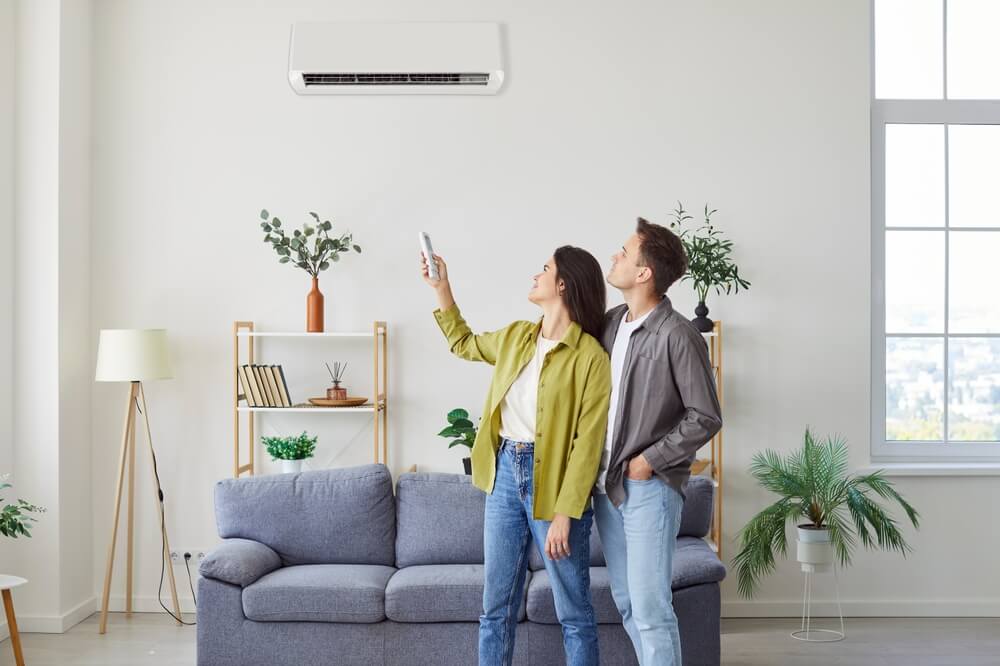 Biały klimatyzator ścienny w nowoczesnym salonie — realizacja Climatech